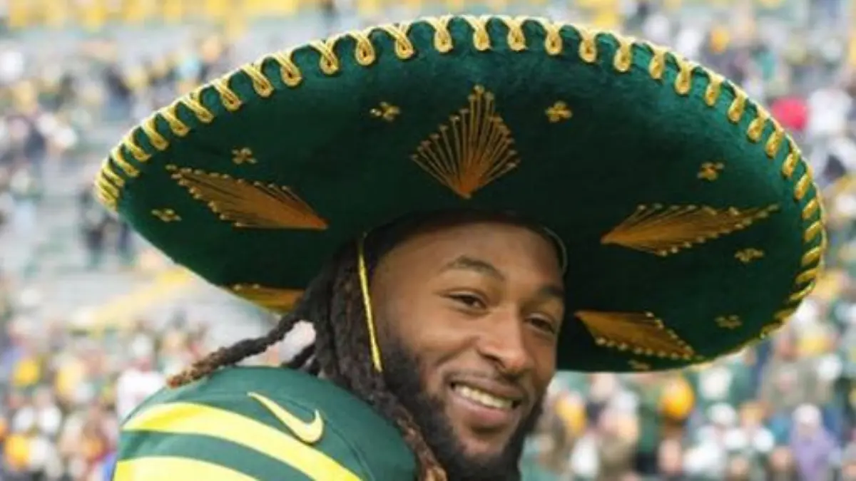 Aaron Jones (28) trägt seinen grünen Sombrero
