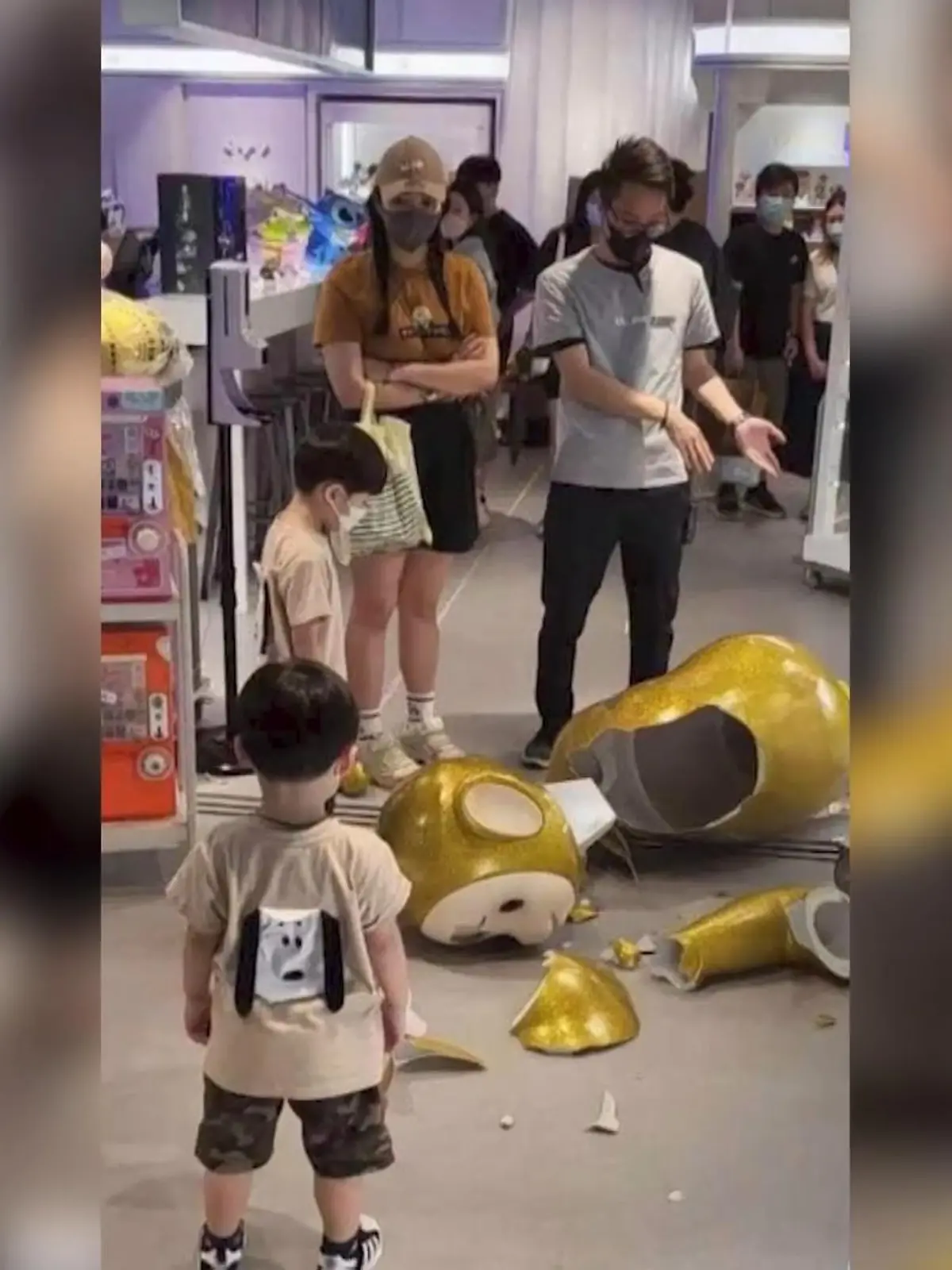 Ein kleiner Junge lehnte sich in Hongkong in einem Geschäft gegen eine überdimensionale Teletubbie-Figur aus Porzellan. Die fällt um - und Papa soll nun 6.300 Euro blechen. Ein ziemlich teurer Einkaufsbummel!