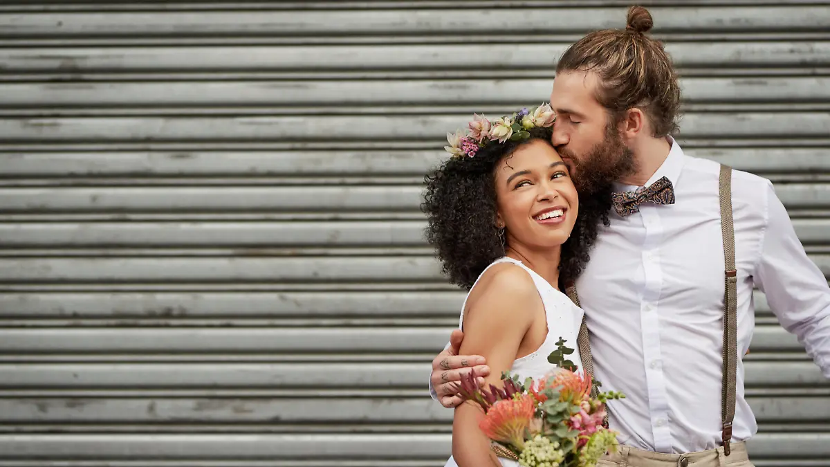 Brautpaar in modernen Hochzeitsmode.