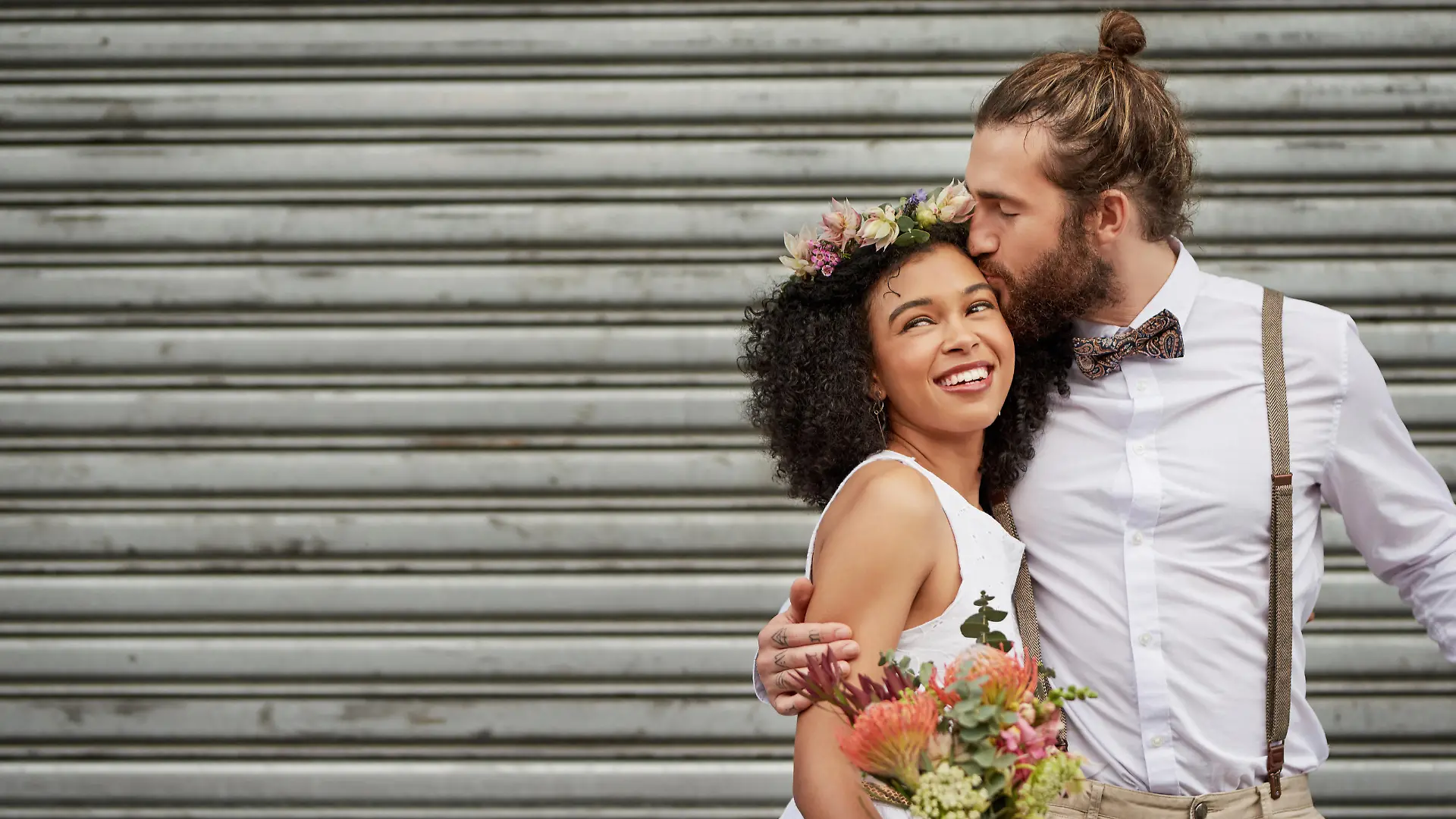 Brautpaar in modernen Hochzeitsmode.