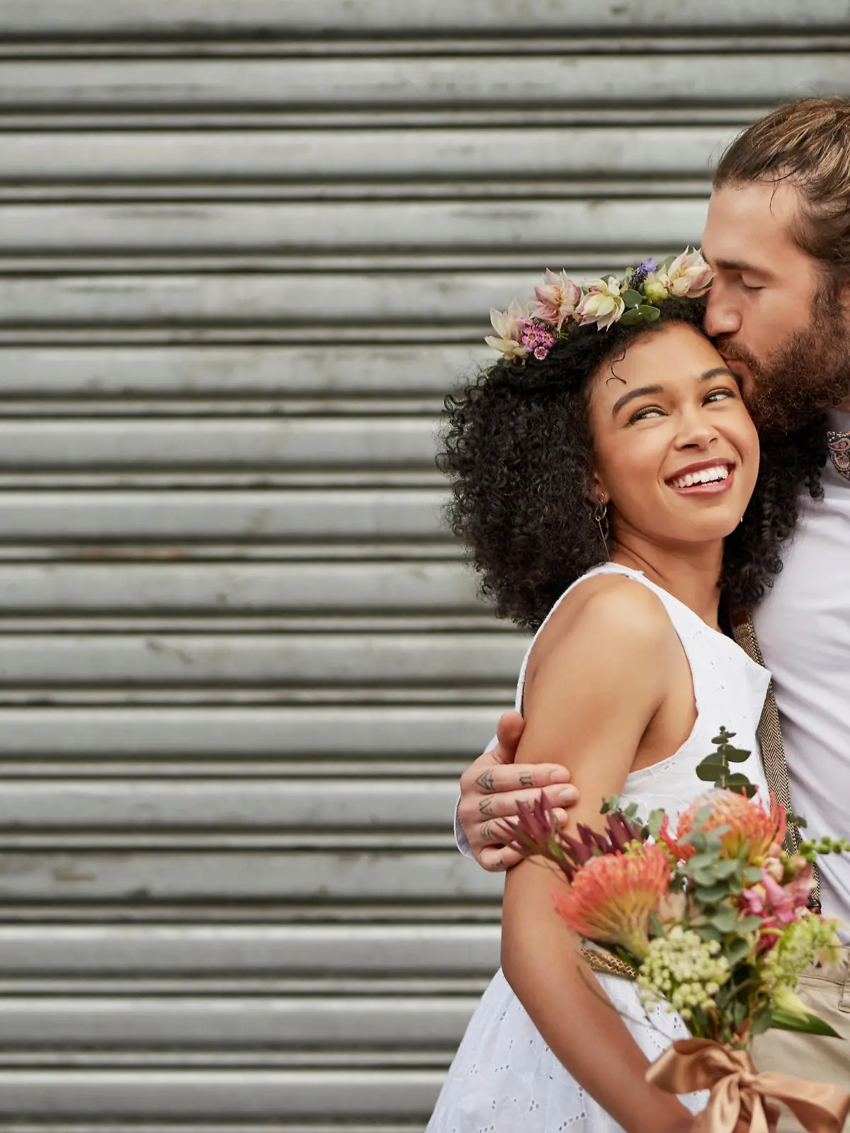 Brautpaar in modernen Hochzeitsmode.