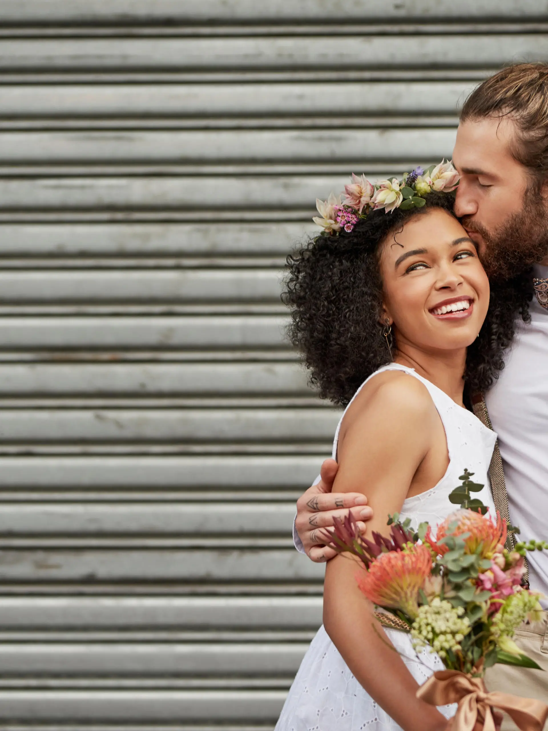Brautpaar in modernen Hochzeitsmode.