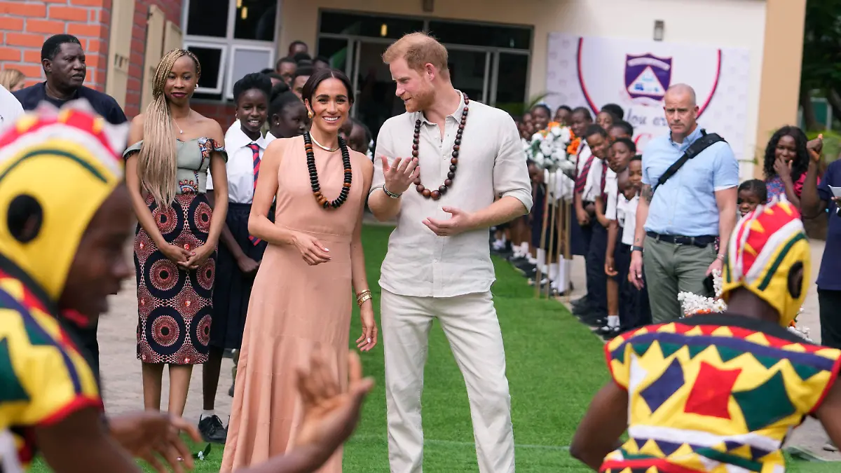 10.05.2024, Nigeria, Abuja: Prinz Harry und Meghan besuchen Kinder in der Lights Academy. Prinz Harry und seine Frau Meghan sind in Nigeria eingetroffen, um für die Invictus Games zu werben, die er gegründet hat, um die Rehabilitation von verwundeten und kranken Soldaten und Veteranen zu unterstützen. Foto: Sunday Alamba/AP/dpa +++ dpa-Bildfunk +++