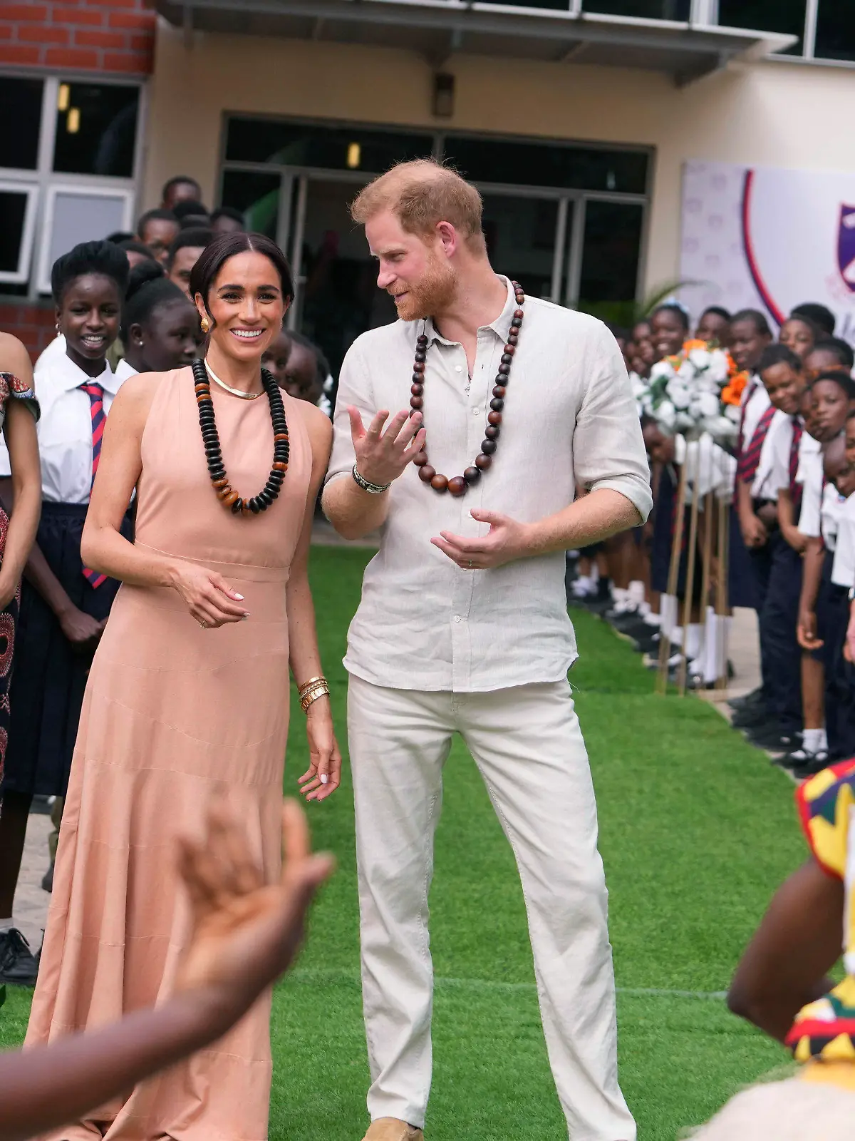 10.05.2024, Nigeria, Abuja: Prinz Harry und Meghan besuchen Kinder in der Lights Academy. Prinz Harry und seine Frau Meghan sind in Nigeria eingetroffen, um für die Invictus Games zu werben, die er gegründet hat, um die Rehabilitation von verwundeten und kranken Soldaten und Veteranen zu unterstützen. Foto: Sunday Alamba/AP/dpa +++ dpa-Bildfunk +++