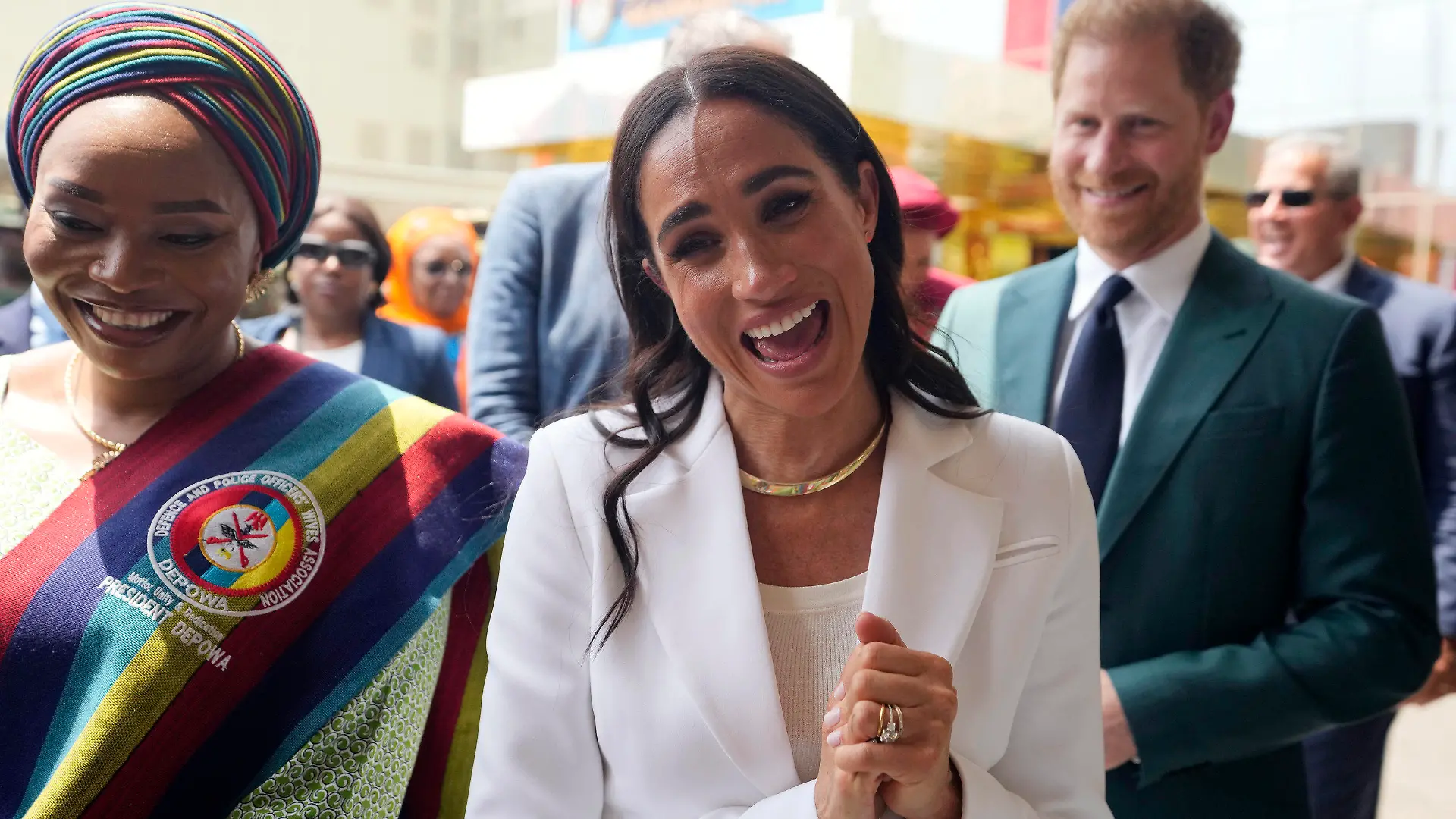 10.05.2024, Nigeria, Abuja: Prinz Harry (r) und Meghan (M) besuchen Ehefrauen von Soldaten im Hauptquartier des nigerianischen Verteidigungsministeriums. Prinz Harry und seine Frau Meghan sind in Nigeria eingetroffen, um für die Invictus Games zu werben, die er gegründet hat, um die Rehabilitation von verwundeten und kranken Soldaten und Veteranen zu unterstützen. Foto: Sunday Alamba/AP/dpa +++ dpa-Bildfunk +++