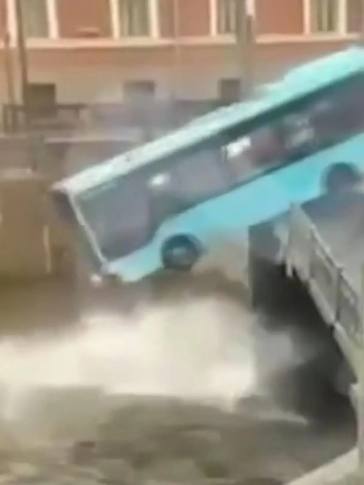 In St. Petersburg ist es zu einem schrecklichen Unglück gekommen. Ein Bus verliert offenbar die Kontrolle, durchbricht die Brüstung und landet im Fluss. Nicht alle schaffen es lebend heraus.