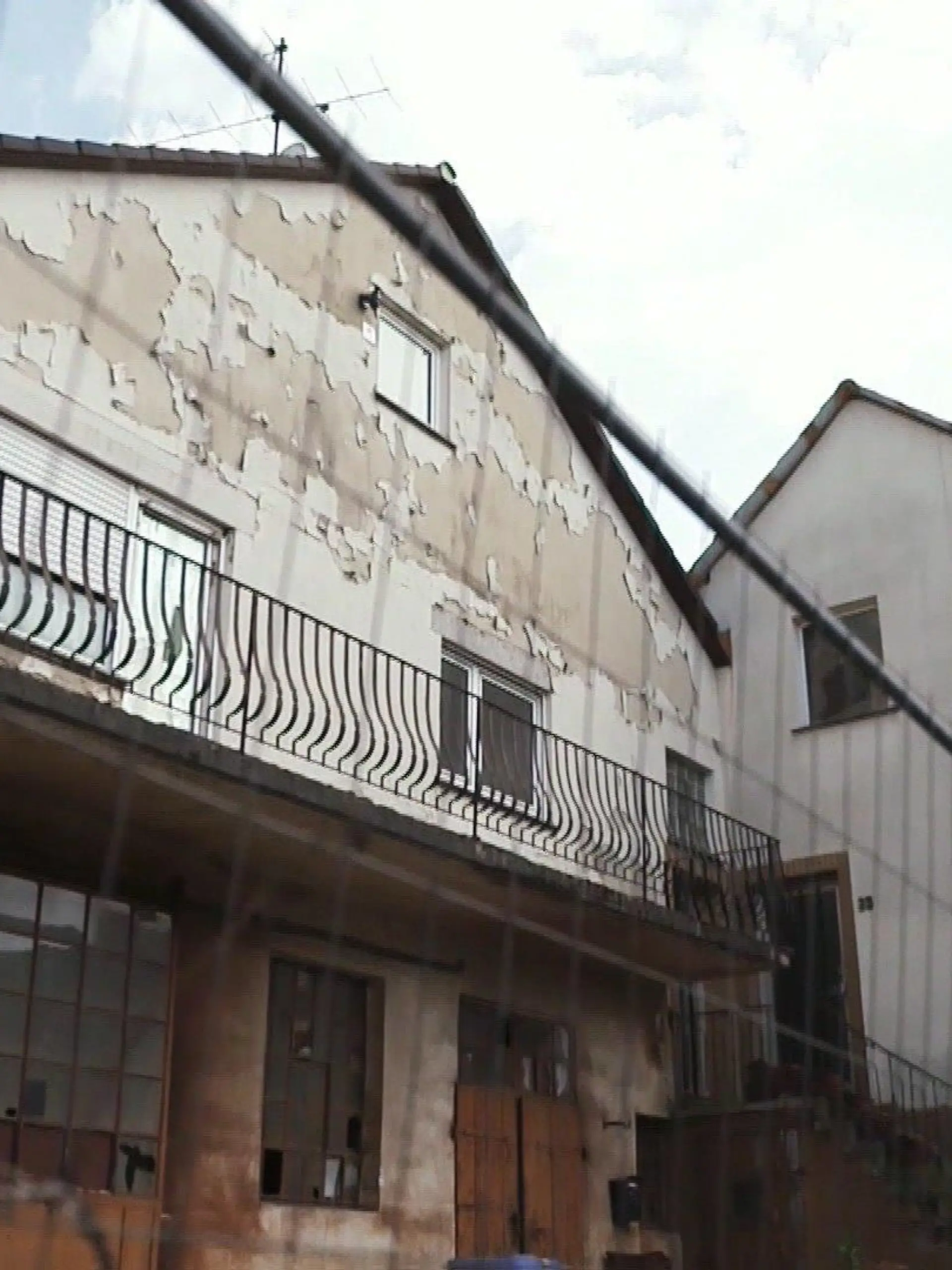 Ein marodes Haus.