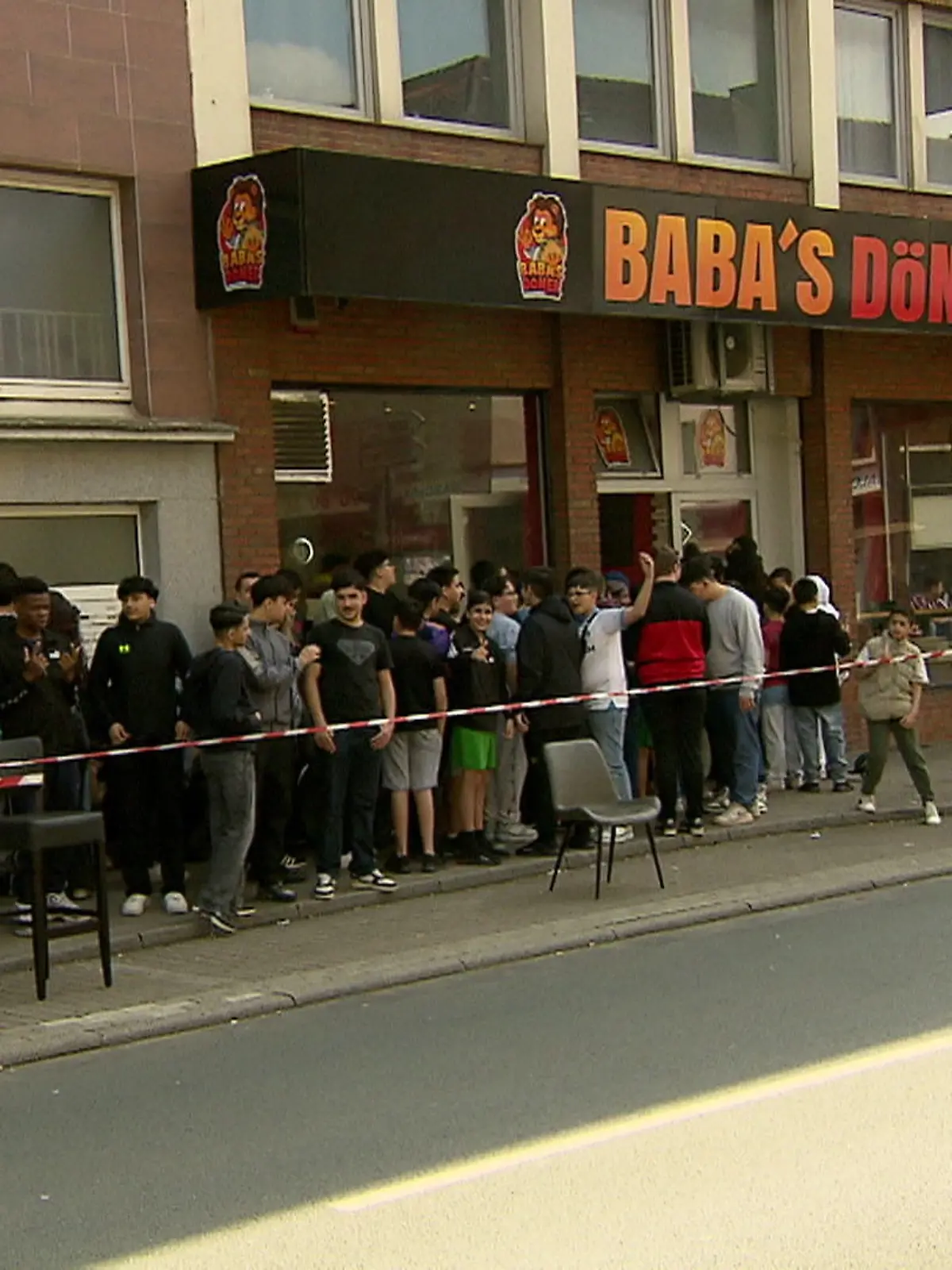 Bild zu: "Rapper verkauft Döner für 1 Cent"