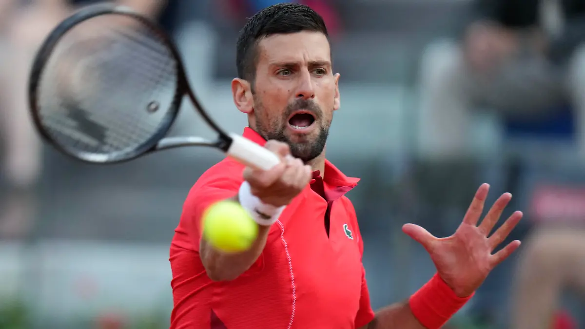 10.05.2024, Italien, Rom: Tennis: ATP-Tour - Rom, Einzel, Herren, 2. Runde, Djokovic (Serbien) - Moutet (Frankreich): Novak Djokovic in Aktion. Foto: Alessandra Tarantino/AP/dpa +++ dpa-Bildfunk +++