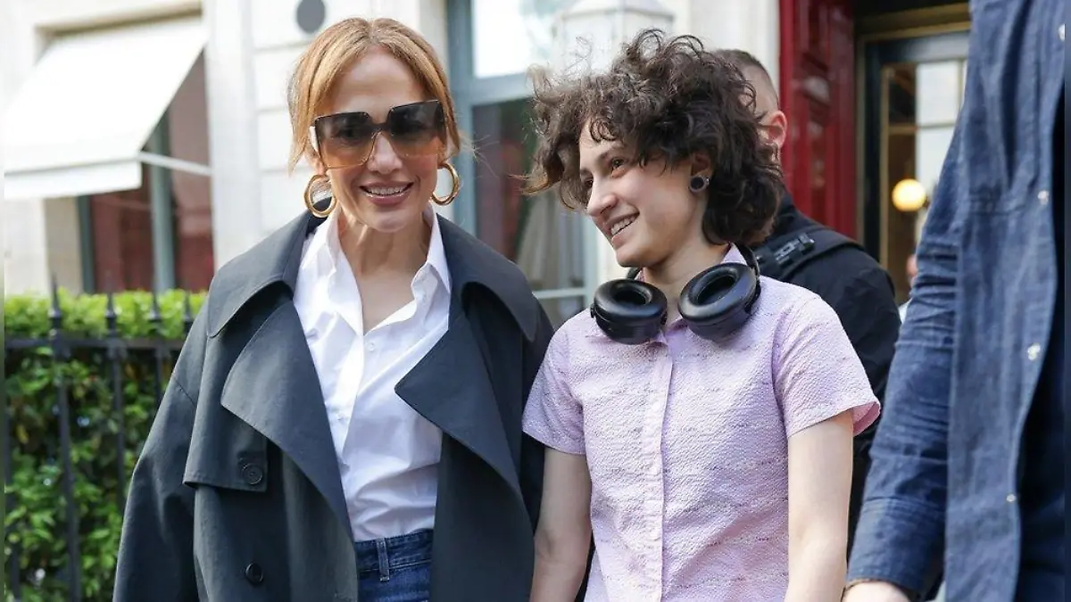 Süßer Paris-Trip: Jennifer Lopez und ihr Kind Emme halten Händchen