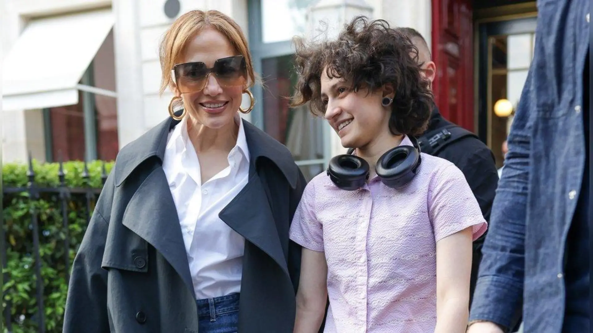 Süßer Paris-Trip: Jennifer Lopez und ihr Kind Emme halten Händchen