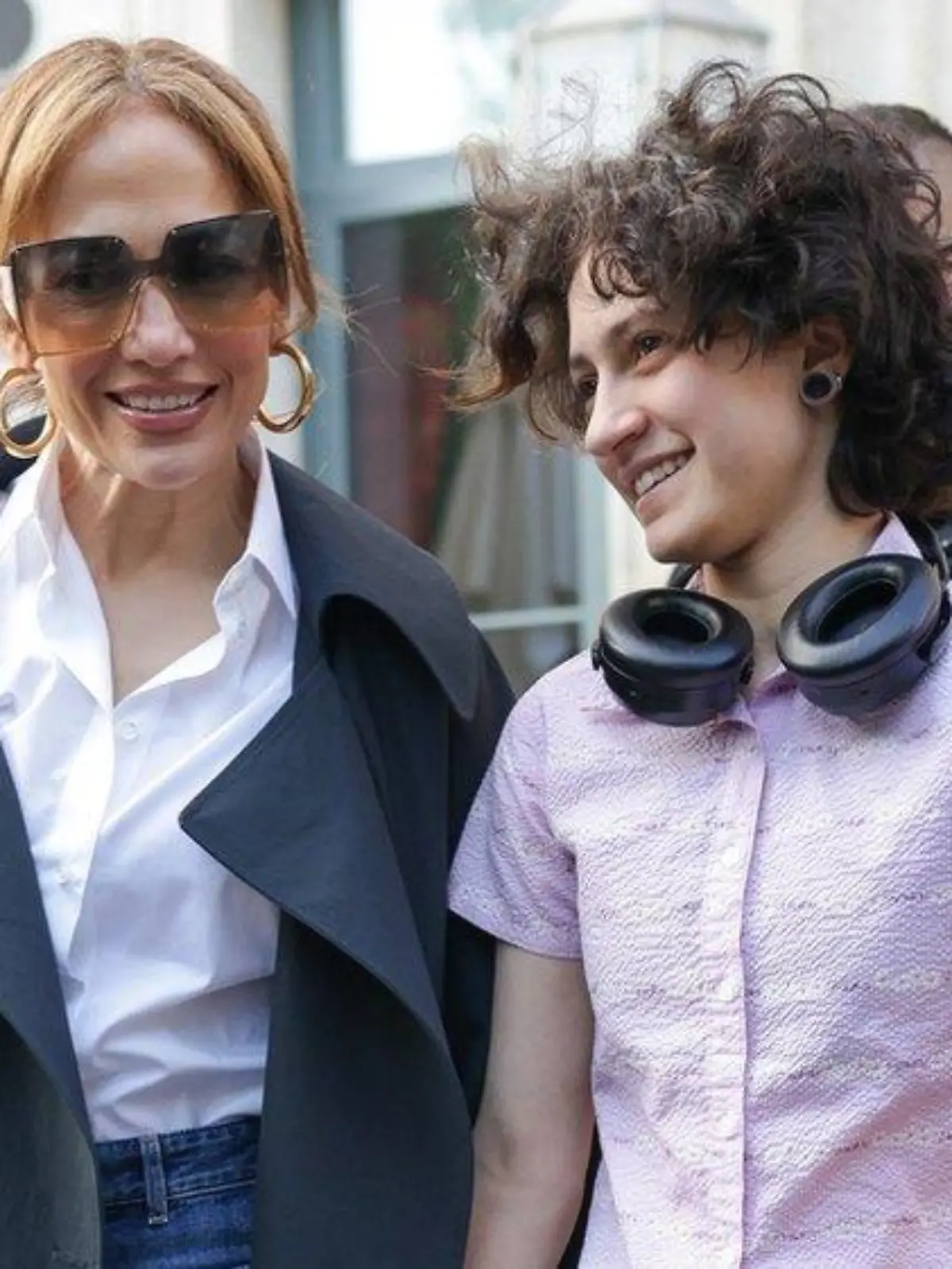 Süßer Paris-Trip: Jennifer Lopez und ihr Kind Emme halten Händchen