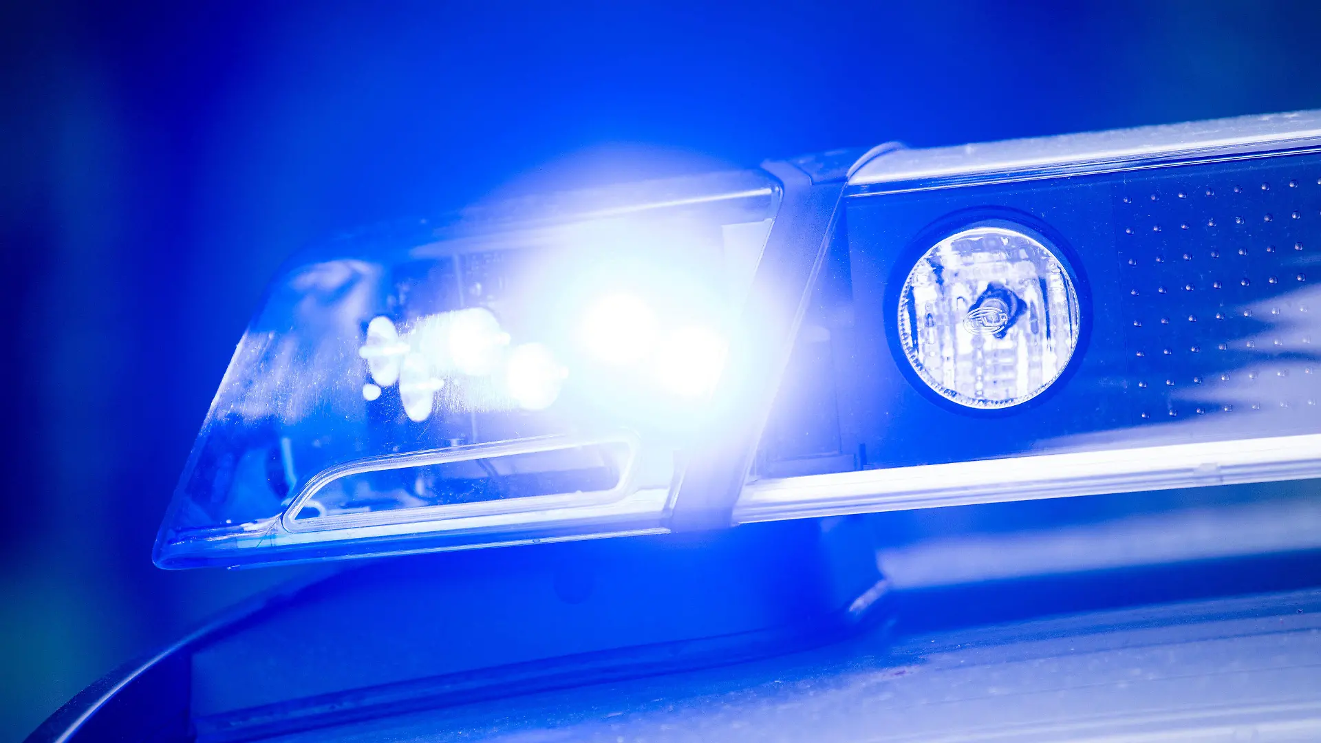 ARCHIV - 15.05.2019, Bayern, Dachau: Ein Blaulicht leuchtet an einer Polizeistreife. (zu dpa: «Mann verletzt in Frankfurt mutmaßlich fünf Menschen mit Pfefferspray») Foto: Lino Mirgeler/dpa +++ dpa-Bildfunk +++