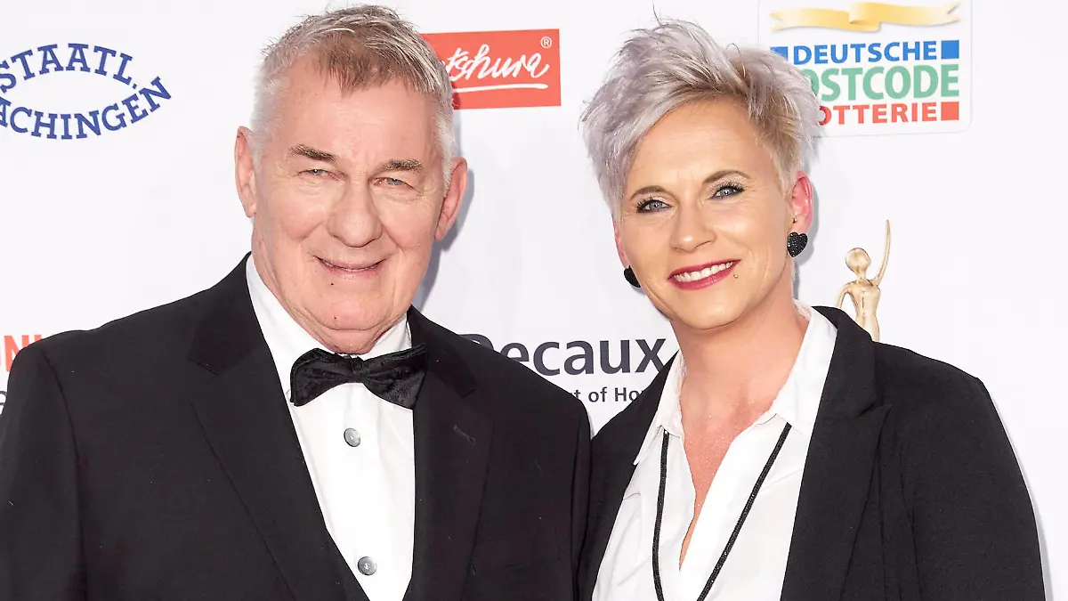 Verleihung der Goldenen Bild der Frau Heinz Hoenig mit Ehefrau Annika Kärsten auf dem roten Teppich bei der Verleihung der Goldenen Bild der Frau im Stage Theater Neue Flora in Hamburg. *** Award of the Golden Picture of the Woman Heinz Hoenig with wife Annika Kärsten on the red carpet at the award of the Golden Picture of the Woman at the Stage Theater Neue Flora in Hamburg Copyright: xEventpressxGolejewskix