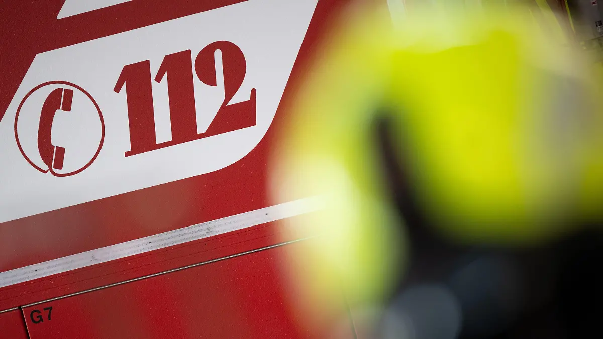 ARCHIV - 30.01.2024, Brandenburg, Potsdam: «112» steht auf einem Einsatzwagen der Feuerwehr. (zu dpa: «Mann in Wittenberge bei Polizeikontrolle von Brücke gestürzt - tot») Foto: Sebastian Gollnow/dpa +++ dpa-Bildfunk +++