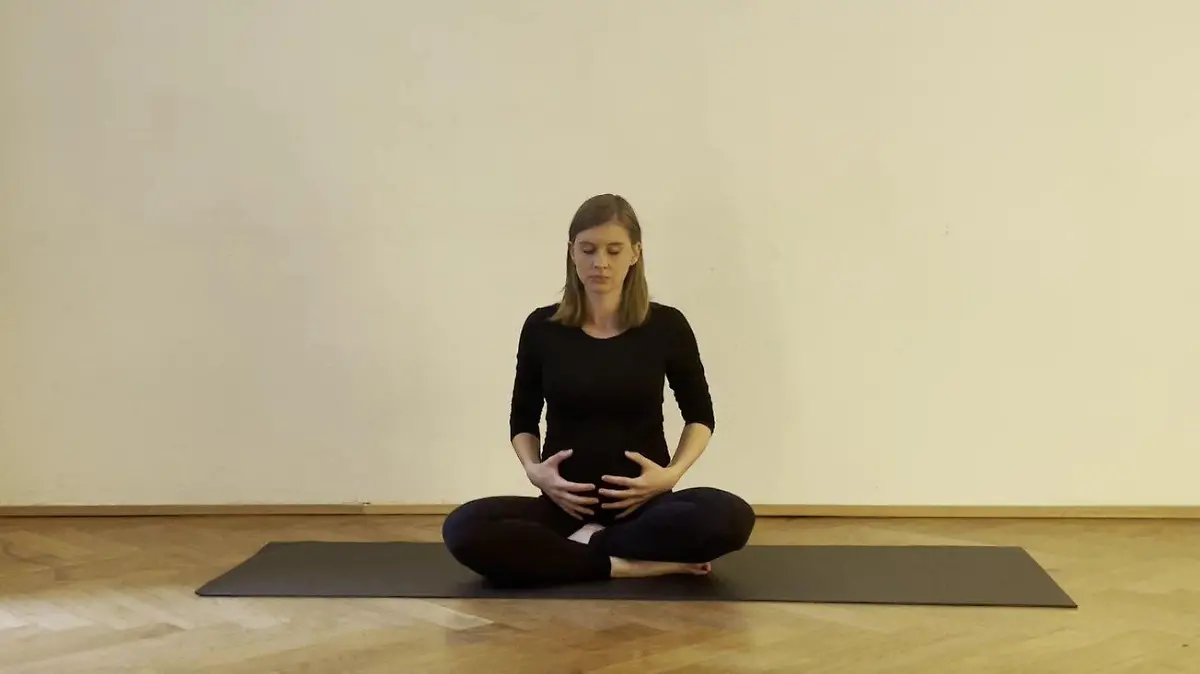 Yoga-Lehrerin Lena Braun am Beginn des Yoga-Flows.