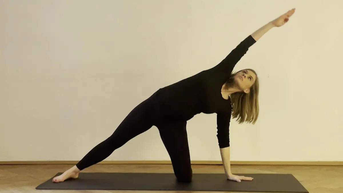 Yoga-Lehrerin Lena Braun in der Gate-Pose