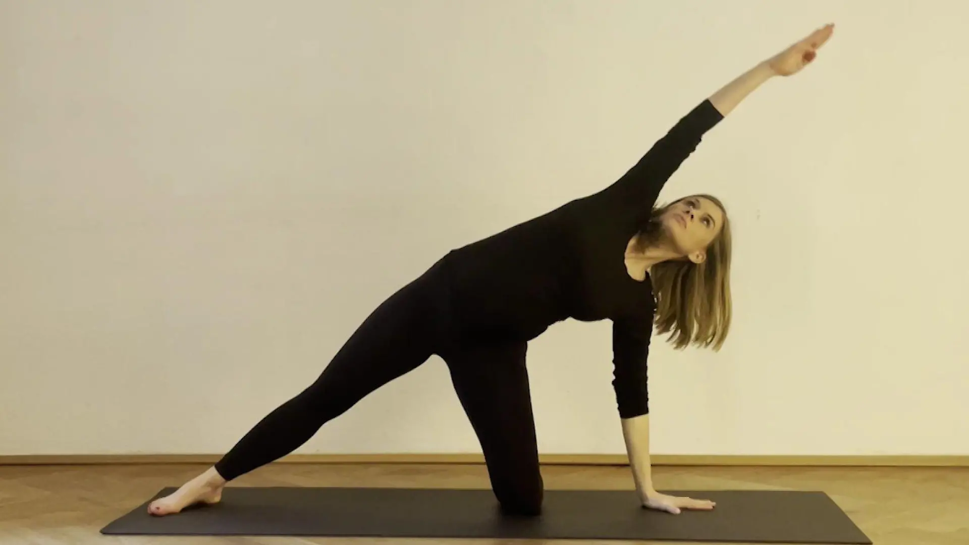 Yoga-Lehrerin Lena Braun in der Gate-Pose