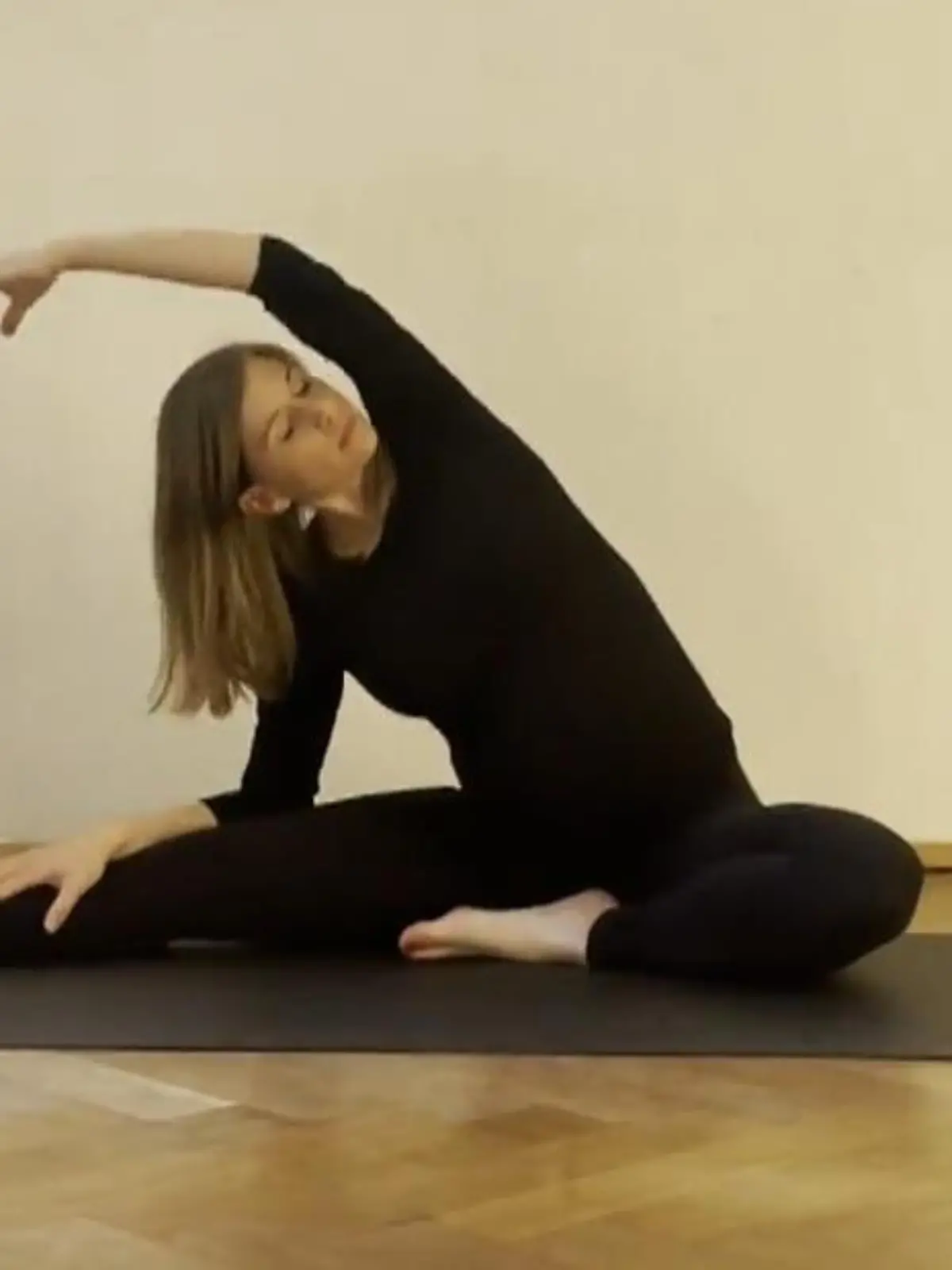 Gegen Ende der Schwangerschaft fällt den meisten Frauen Bewegung und Sport immer schwerer. Aber es gibt spezielle Übungen, die sich auch noch im dritten Trimester der Schwangerschaft durchführen lassen. Im Video seht ihr, wie es geht.