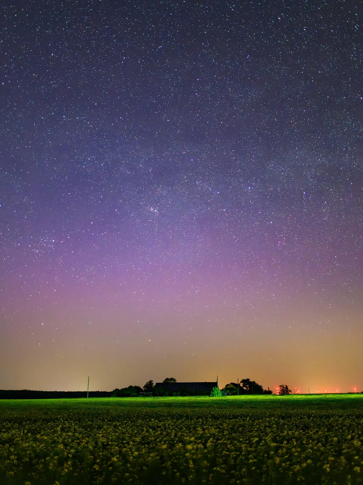 ARCHIV - 02.05.2024, Brandenburg, Lietzen: Lila leuchtet ein Polarlicht am Nachthimmel im Landkreis Märkisch-Oderland in Ostbrandenburg. Dieses Nordlicht (Aurora borealis) wurden durch eine Wolke elektrisch geladener Teilchen eines Sonnensturms in der Erdatmosphäre erzeugt. Der farbliche Effekt wird hierbei durch die Digitalkamera bei einer Langzeitbelichtung von etwa zehn Sekunden noch verstärkt. (zu dpa: «Naturphänomen: Polarlichter färben Himmel über Deutschland») Foto: Patrick Pleul/dpa +++ dpa-Bildfunk +++