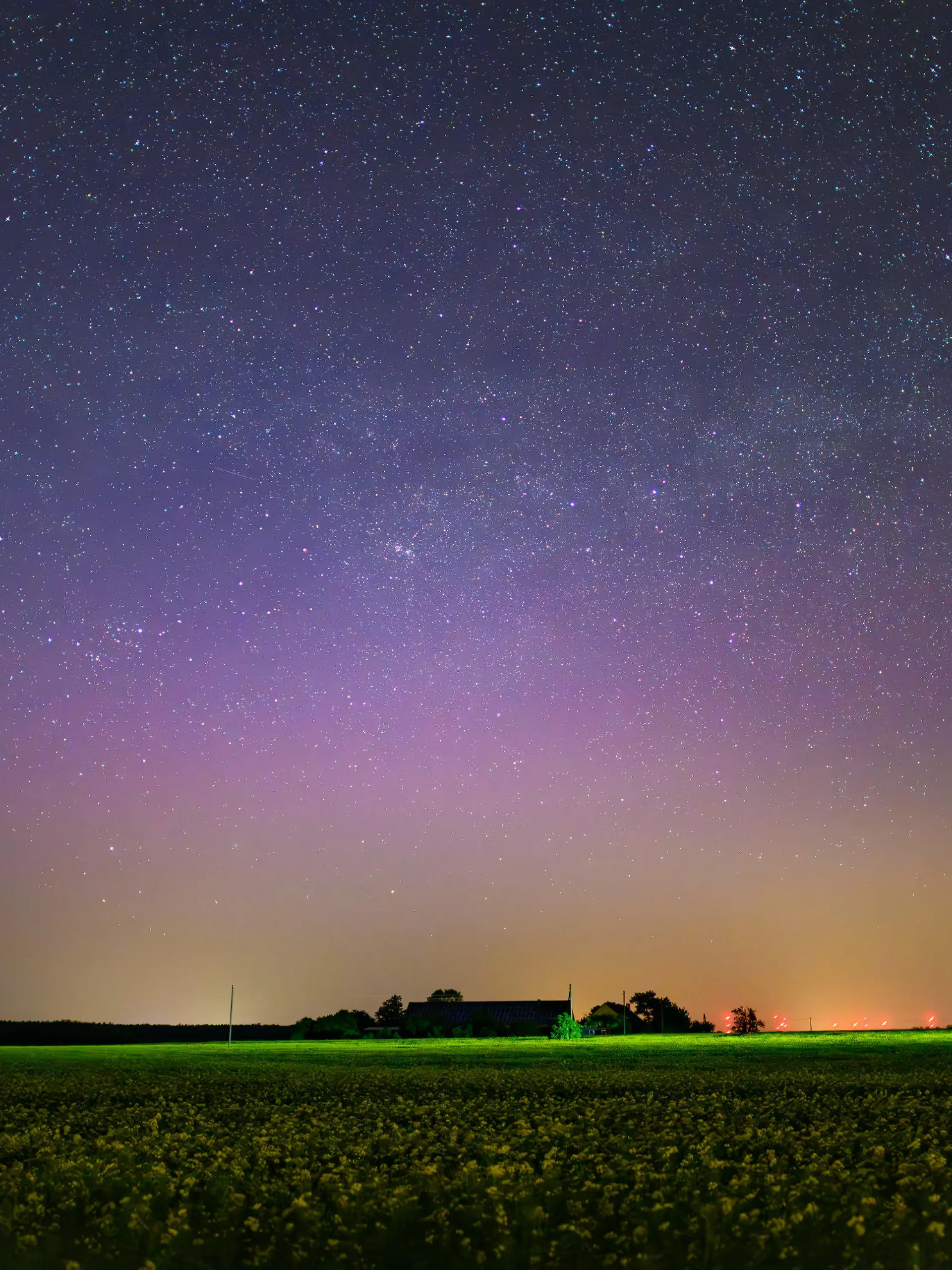ARCHIV - 02.05.2024, Brandenburg, Lietzen: Lila leuchtet ein Polarlicht am Nachthimmel im Landkreis Märkisch-Oderland in Ostbrandenburg. Dieses Nordlicht (Aurora borealis) wurden durch eine Wolke elektrisch geladener Teilchen eines Sonnensturms in der Erdatmosphäre erzeugt. Der farbliche Effekt wird hierbei durch die Digitalkamera bei einer Langzeitbelichtung von etwa zehn Sekunden noch verstärkt. (zu dpa: «Naturphänomen: Polarlichter färben Himmel über Deutschland») Foto: Patrick Pleul/dpa +++ dpa-Bildfunk +++