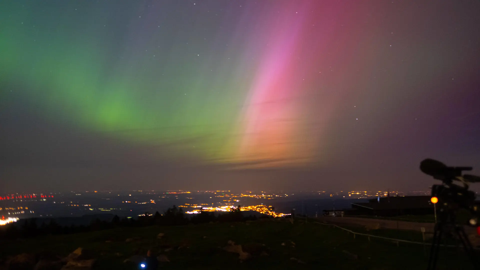 News Bilder des Tages Am Abend des 10. Mai 2024 erreichte ein Sonnensturm der Kategorie G4 die Erde und sorgte bis nach Mitteleuropa für spektakuläres Polarlicht. Hier auf dem Brocken im Harz. Nordlicht *** On the evening of 10 May 2024, a category G4 solar storm reached the earth and caused spectacular aurora borealis as far as Central Europe Here on the Brocken in the Harz Mountains Northern Lights
