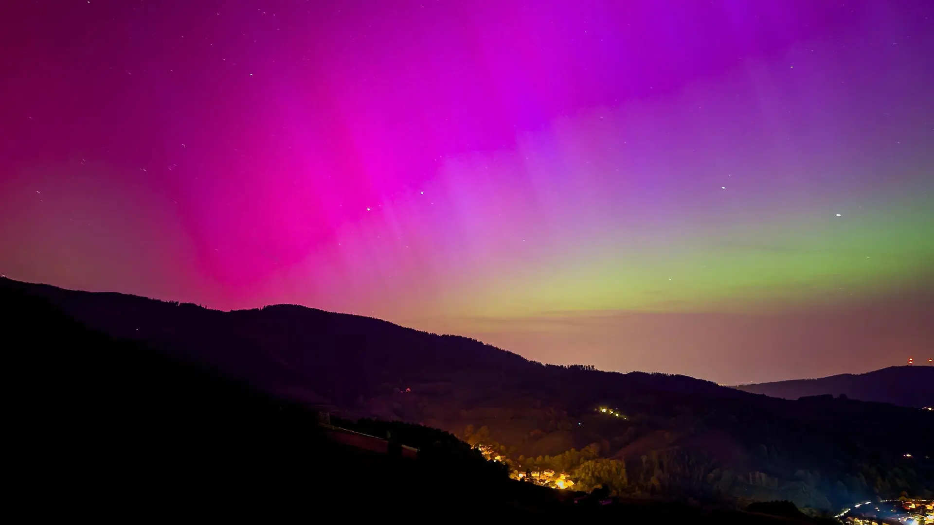 11.05.2024, Baden-Württemberg, Oberried: Polarlichter erscheinen über dem Dreisamtal bei Oberried nahe Freiburg im Schwarzwald. Foto: Valentin Gensch/dpa +++ dpa-Bildfunk +++