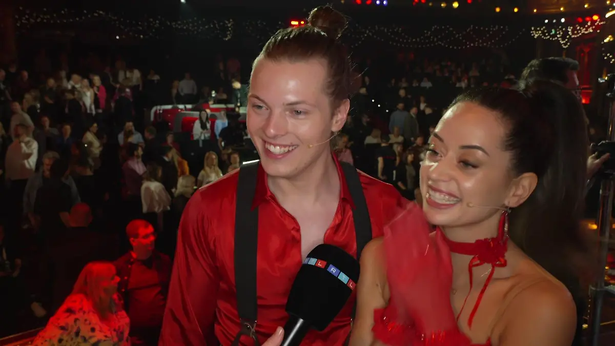 Gabriel Kelly und Malika Dzumaev freuen sich riesig über ihren Einzug ins "Let's Dance"-Halbfinale.