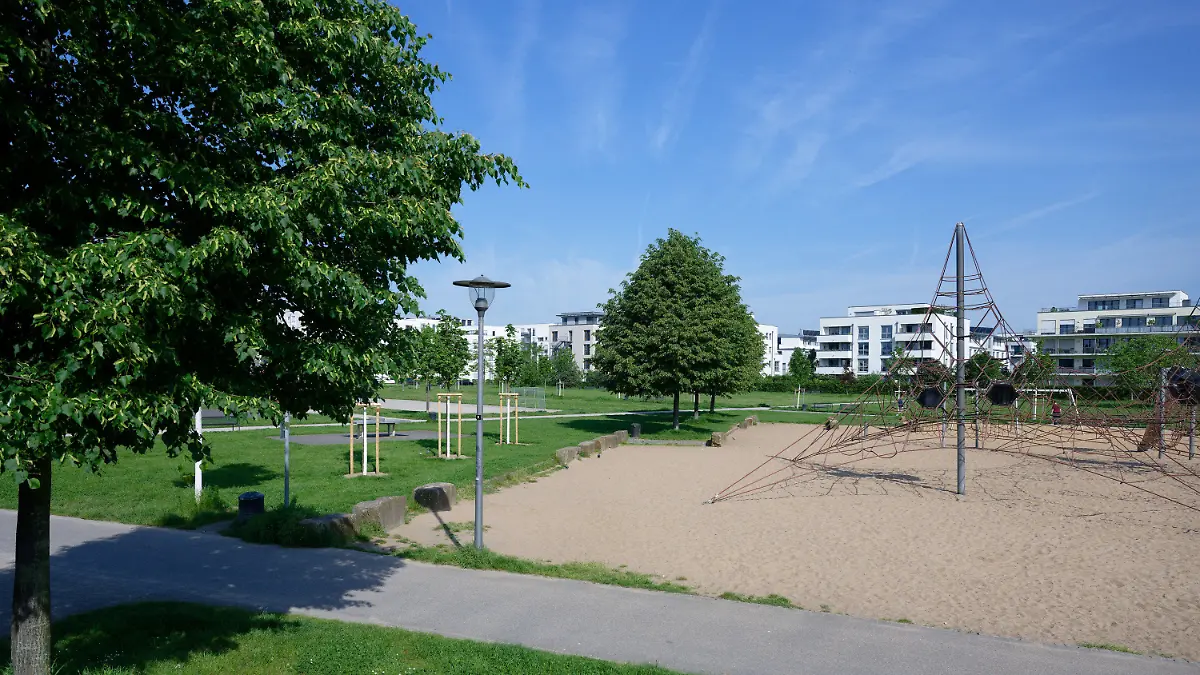 11.05.2024, Nordrhein-Westfalen, Köln: Ein Spielplatz liegt auf dem Gelände des Bürgerparks in Köln-Kalk. Ein Spielplatz liegt auf dem Gelände des Bürgerparks in Köln-Kalk. Foto: Henning Kaiser/dpa +++ dpa-Bildfunk +++