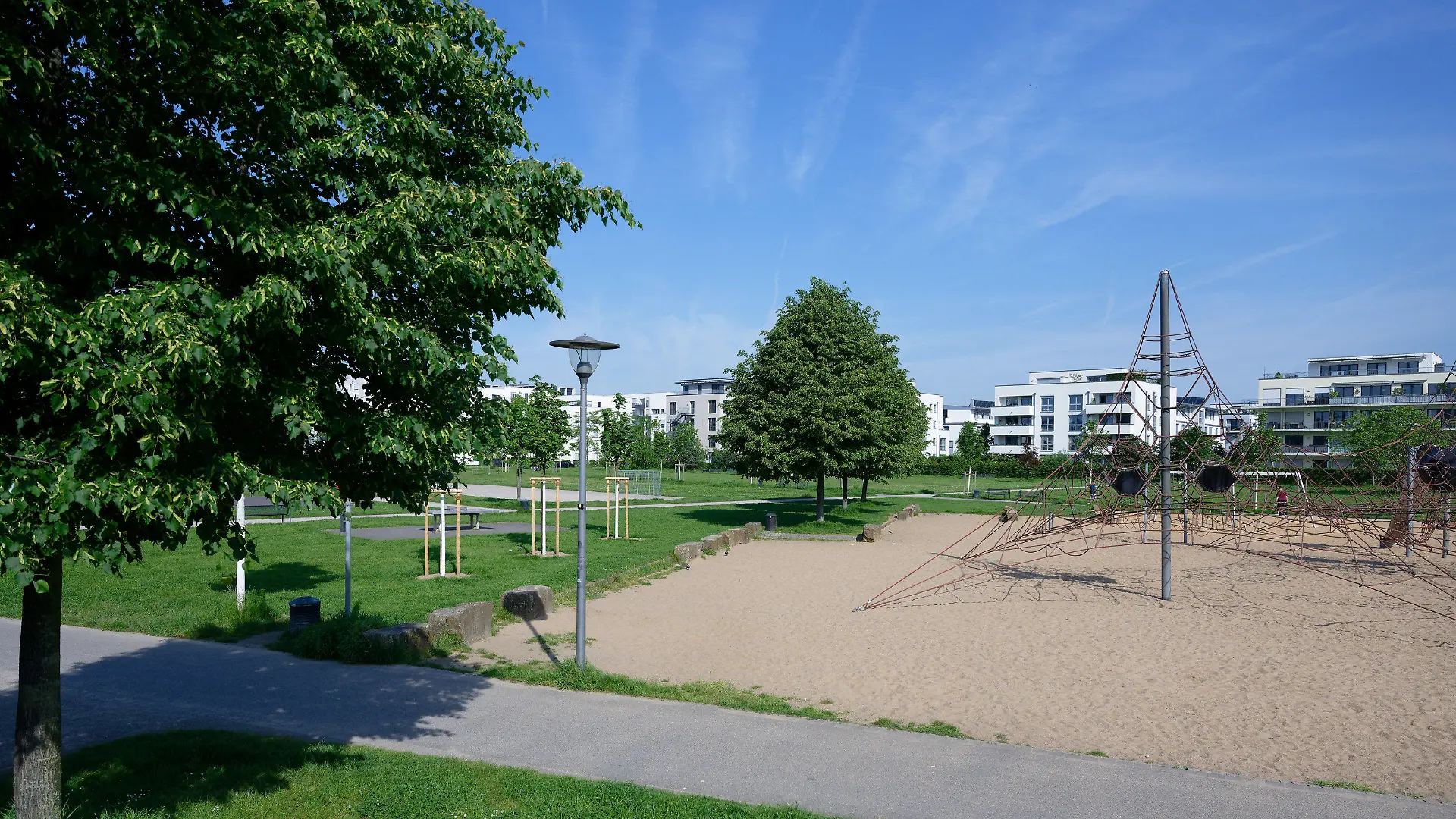 11.05.2024, Nordrhein-Westfalen, Köln: Ein Spielplatz liegt auf dem Gelände des Bürgerparks in Köln-Kalk. Ein Spielplatz liegt auf dem Gelände des Bürgerparks in Köln-Kalk. Foto: Henning Kaiser/dpa +++ dpa-Bildfunk +++