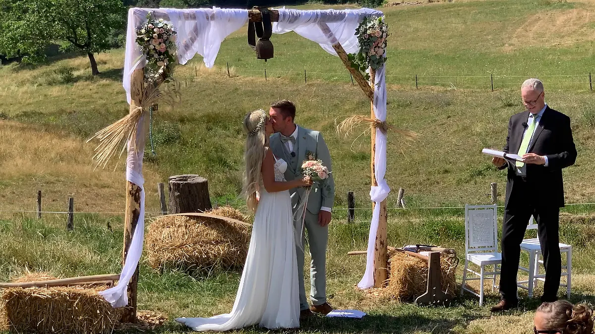 Hochzeitskuss im Odenwald: Vanessa und Bauer Nils haben sich getraut