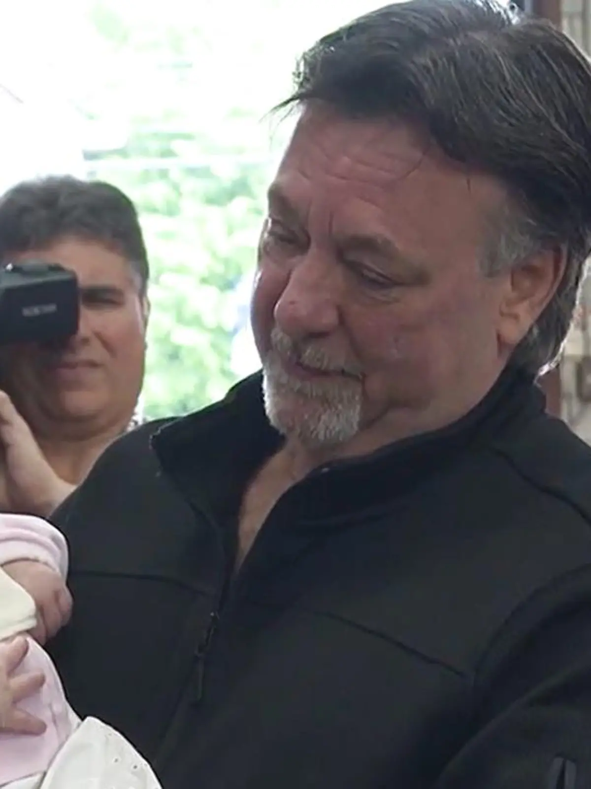 John Stickovich rettet ein Baby aus einem brennenden Haus.