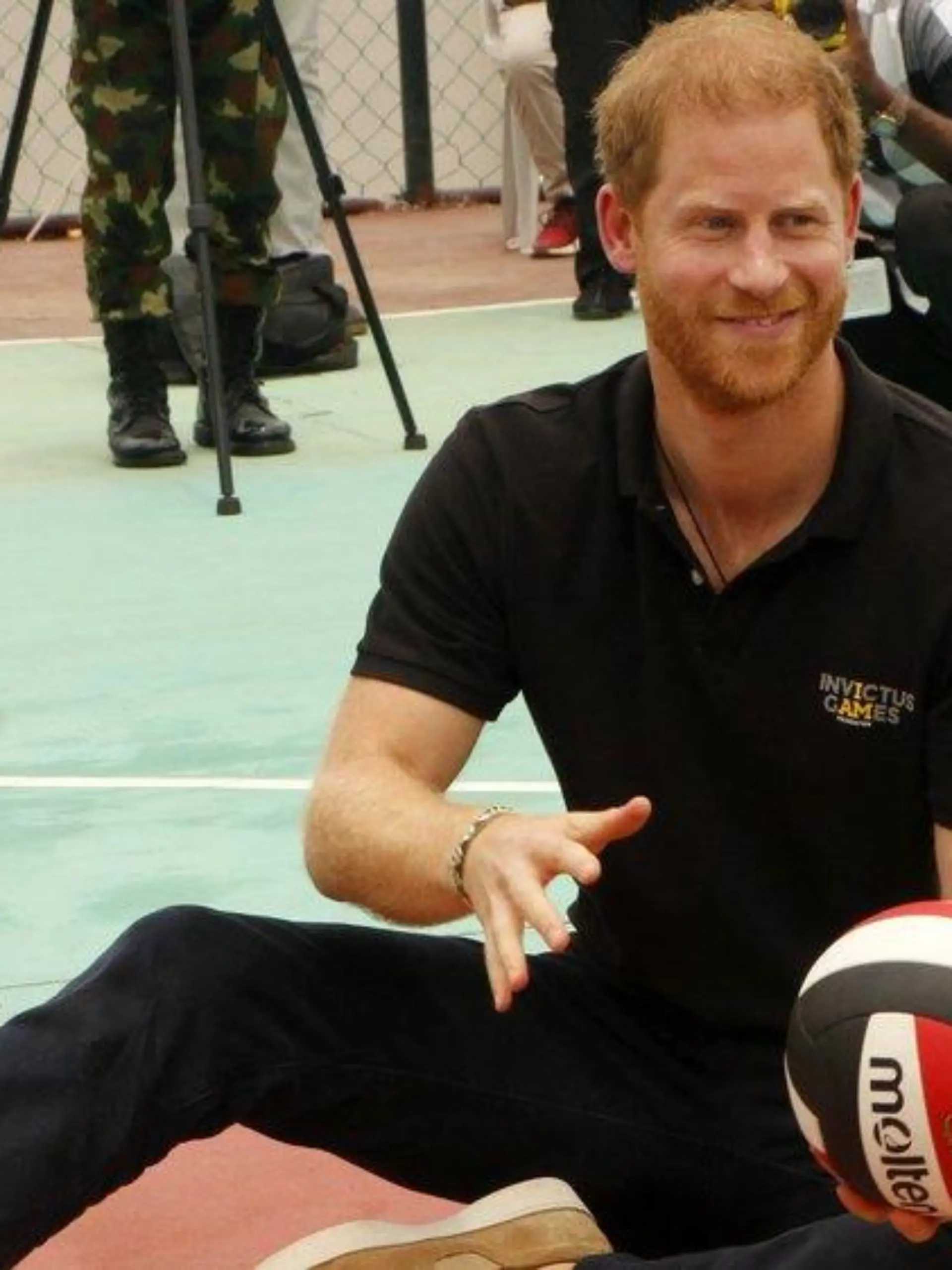 Bei Besuch in Nigeria: Prinz Harry spielt Sitzvolleyball