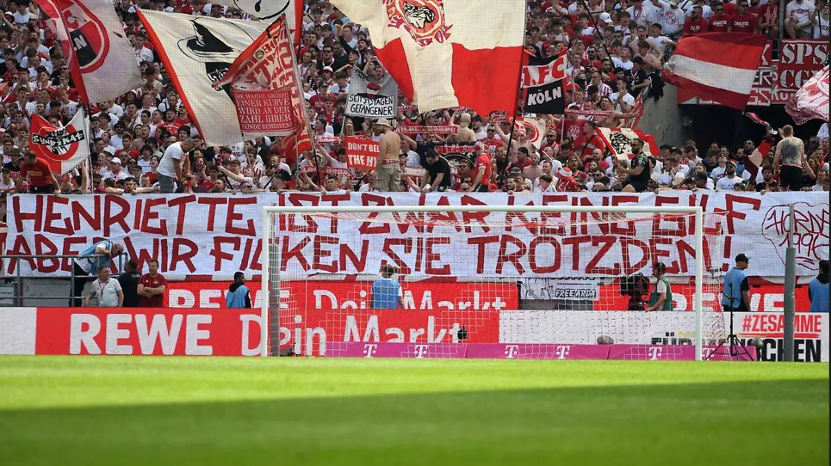 Fan-Plakat in Köln gegen Oberbürgermeisterin Henriette Reker