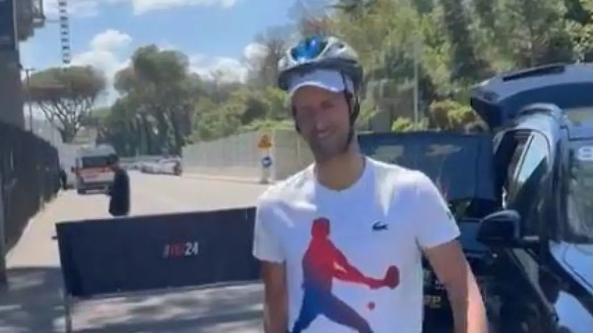 Novak Djokovic gibt Autogramm mit Fahrradhelm