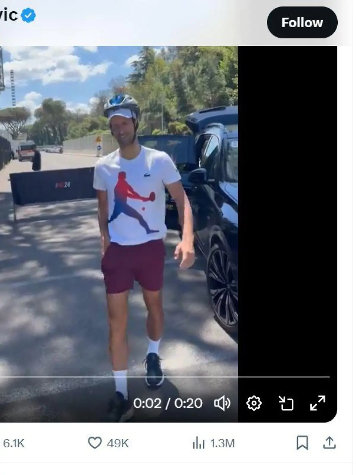 Novak Djokovic gibt Autogramm mit Fahrradhelm