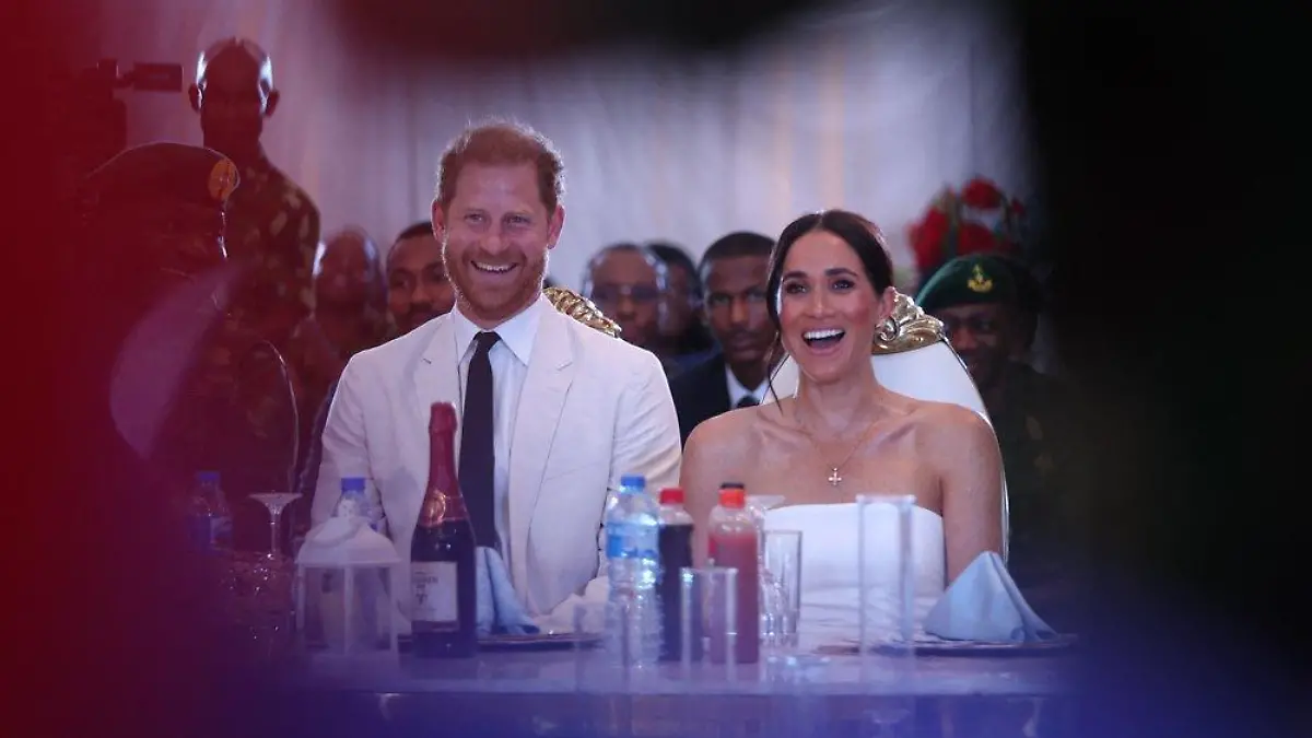 Herzogin Meghan sorgt in schulterfreiem Kleid für Glamour