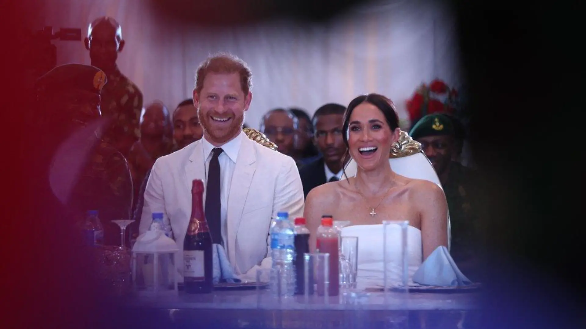 Herzogin Meghan sorgt in schulterfreiem Kleid für Glamour
