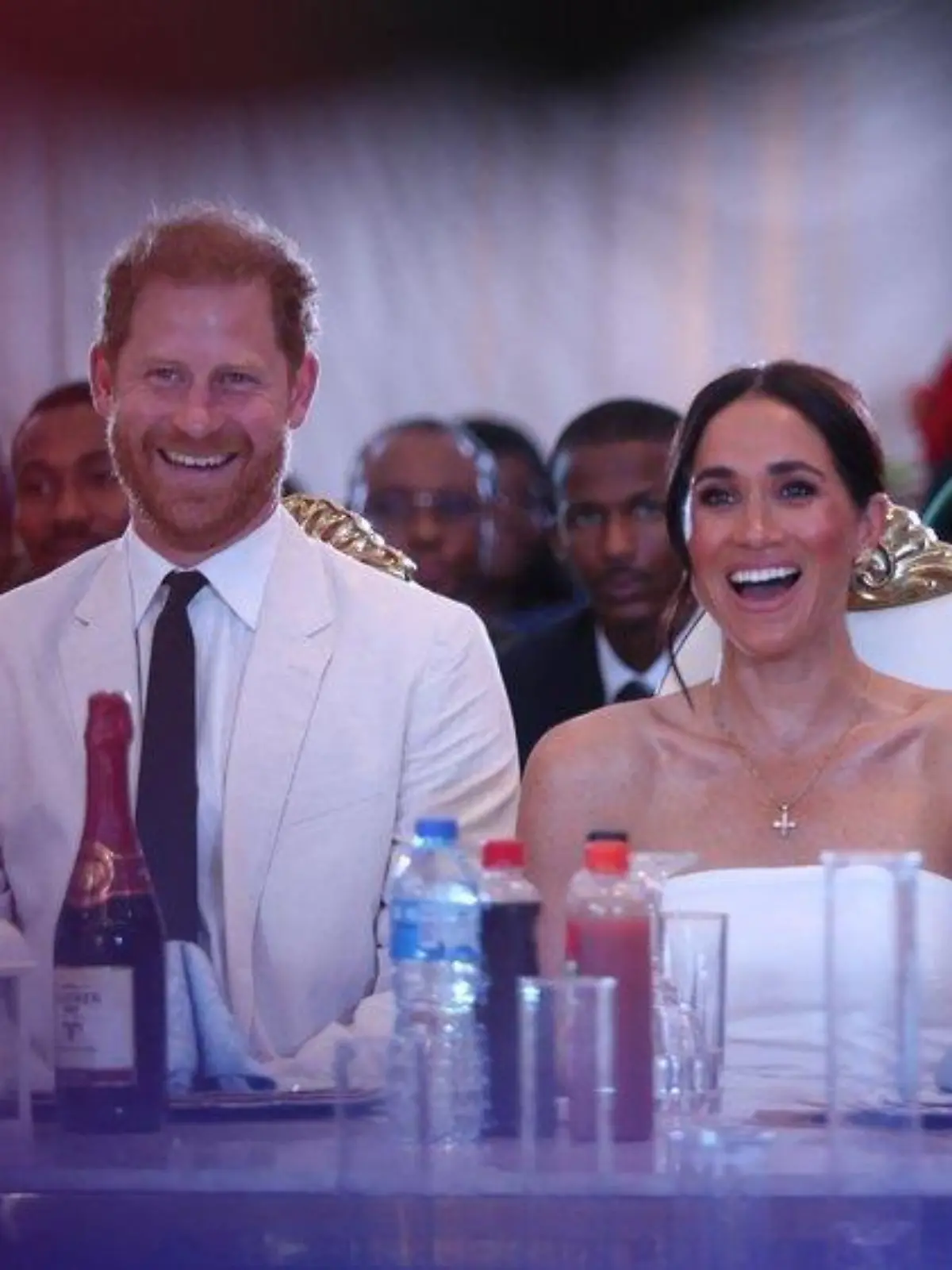 Herzogin Meghan sorgt in schulterfreiem Kleid für Glamour