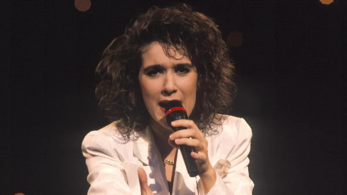 HISTORISKEBILDER Dublin, Irland 1988. Melodi Grand Prix / Eurovision Song Contest 1988. Celine Dion pa scenen. Hun vinner finalen for Sveits med sangen Ne partez pas sans moi . Arkivfoto: Eystein Hanssen DUBLIN IRELAND IRLAND EDITORIAL USE ONLY Ref:pFGdEkFvEgU.jpg *** HISTORICAL PHOTOS Dublin, Ireland 1988 Melodi Grand Prix Eurovision Song Contest 1988 Celine Dion on stage She wins the final for Switzerland with the song Ne partez pas sans moi Archive photo Eystein Hanssen DUBLIN IRELAND IRELAND EDITORIAL USE ONLY PUBLICATIONxNOTxINxNORxSWExDENxFINxBELxFRAxISLxITAxPORxIRLxLUX