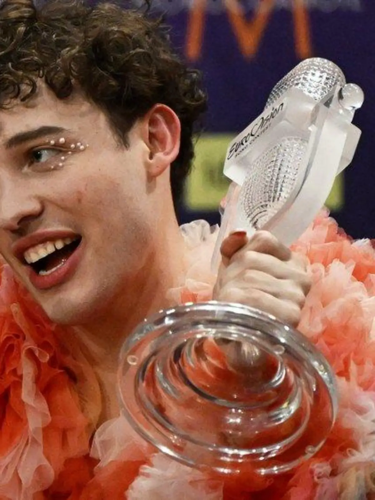 Nach ESC-Sieg zu viel gejubelt: Nemo zerstört Trophäe