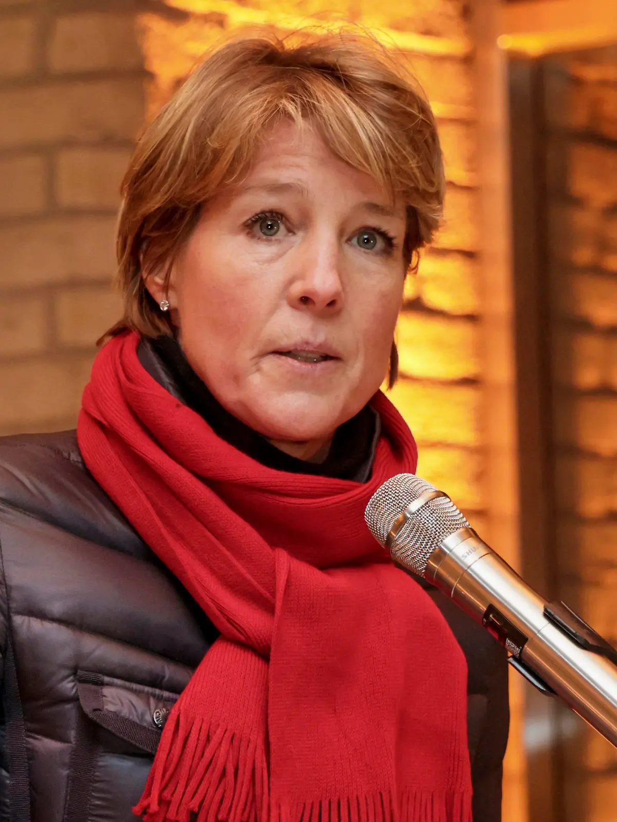 Christina Block erster offizieller Auftritt und Rede nach dem Drama um die angebliche "Entführung" ihrer Kinder Christina Block hielt auf dem Neujahrsempfang des Elysee Hotels eine kurze Rede und ging dabei auf die Gerichte und die Medien ein Kaum einer hatte es erwartet. Christina Block hielt am Dinetag abend auf dem Block Neujahhrsempfang Punsch unterm Dach im Hotel Grand Elysee am Dienstag 09.01.2024 in Hamburg
