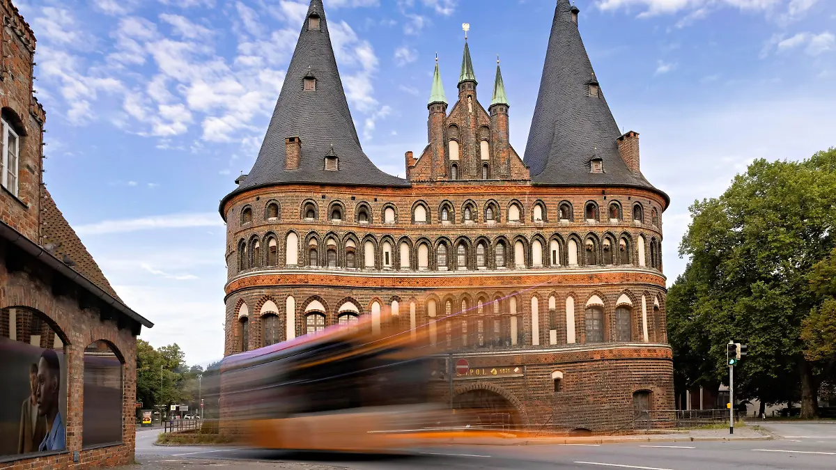 Ein Bus passiert das Holstentor in Lübeck