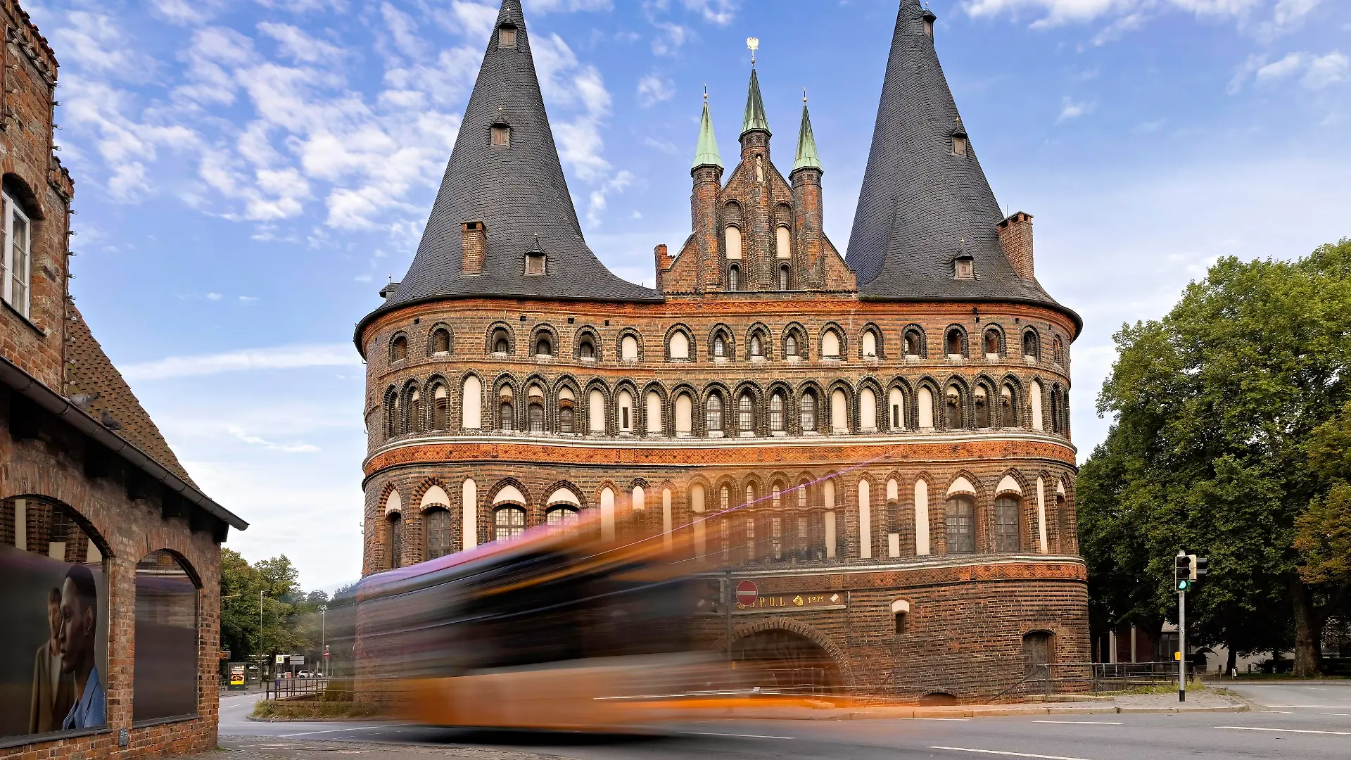 Ein Bus passiert das Holstentor in Lübeck