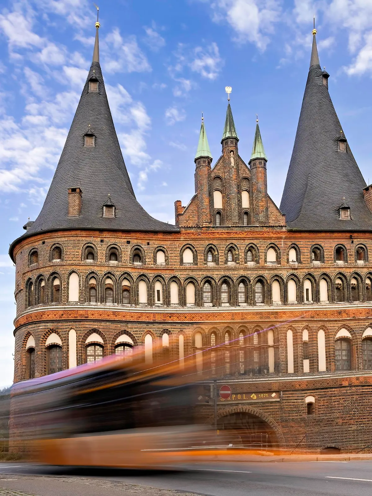 Ein Bus passiert das Holstentor in Lübeck