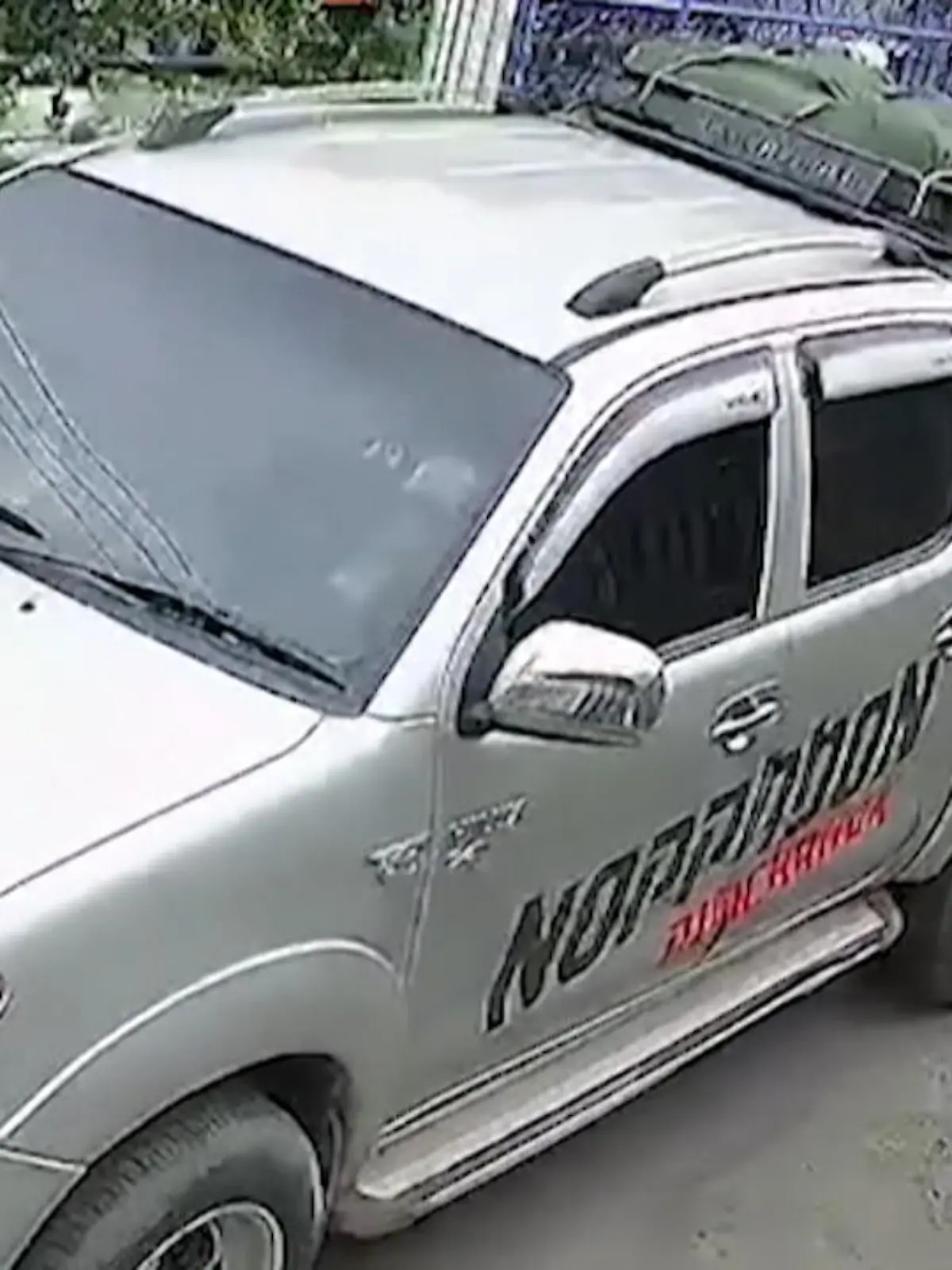 Es ist DER Schreckensmoment einer jeden Mutter. Das eigene Kind sitzt draußen an der Straße und spielt und wird von einem Auto überfahren. Genau so ist es jetzt in Thailand passiert, mit einer Ausnahme: Das Kind wird nur überrollt und überlebt den Unfall haarscharf.