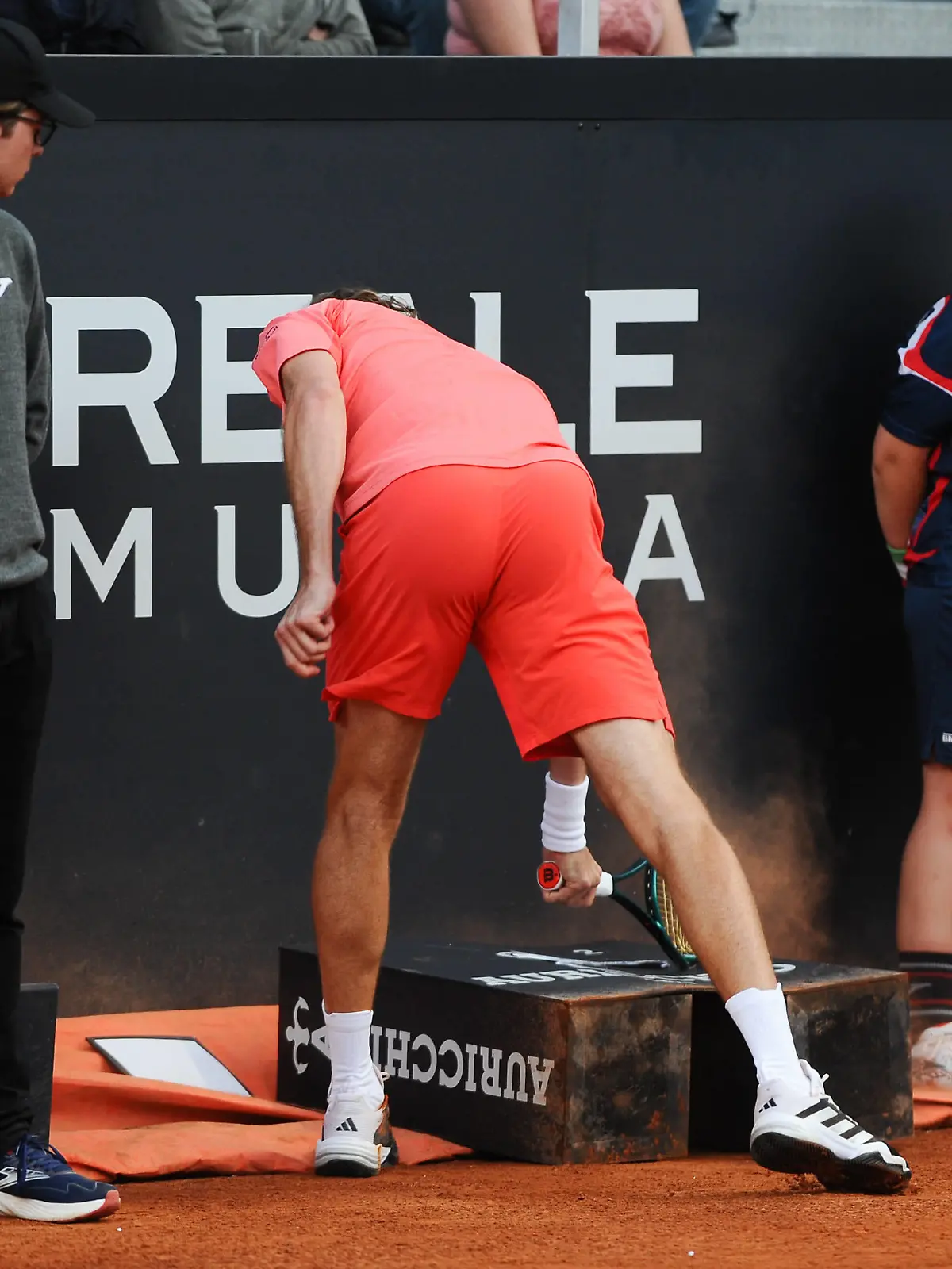 Foto IPP/Cavaliere Emiliano. Roma 11/05/2024. Tennis Internazionali d Italia 2024. Nella foto: Stefanos Tsitsipas distrugge la racchetta dopo un breack al primo game della partita. Italy Photo Press - World Copyright italy ITALY NOTxINxITAxFIN Copyright: xR4924_italyphotopressx