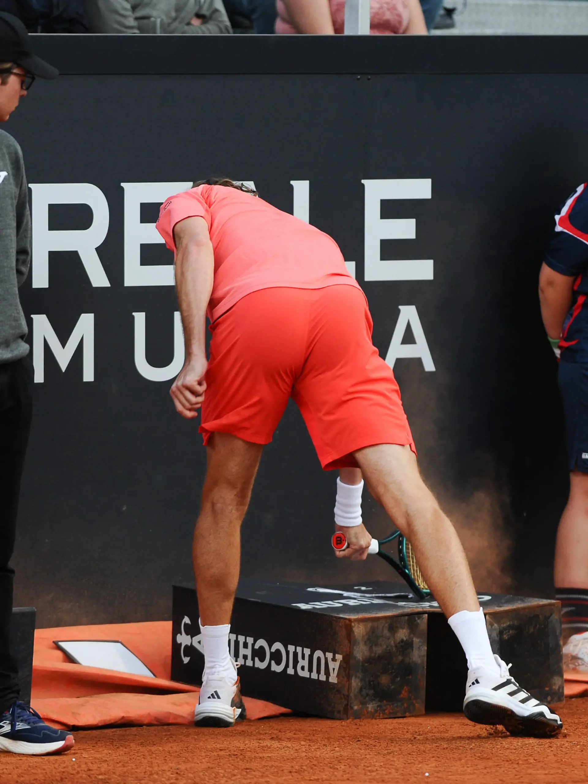 Foto IPP/Cavaliere Emiliano. Roma 11/05/2024. Tennis Internazionali d Italia 2024. Nella foto: Stefanos Tsitsipas distrugge la racchetta dopo un breack al primo game della partita. Italy Photo Press - World Copyright italy ITALY NOTxINxITAxFIN Copyright: xR4924_italyphotopressx
