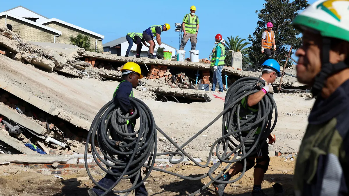 FILE PHOTO: Rescuers work to rescue construction workers trapped under a building that collapsed in George, South Africa May 8, 2024. REUTERS/Esa Alexander/File Photo