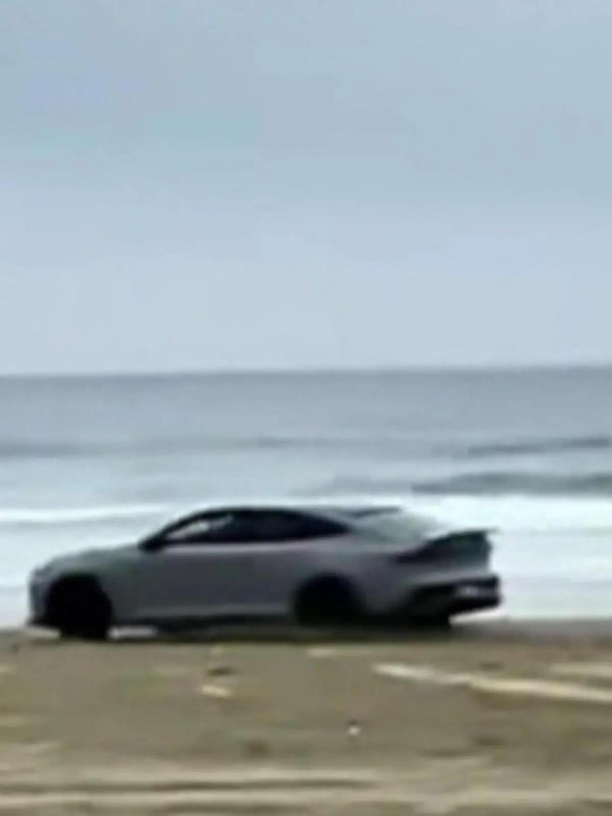 Was hat der sich dabei nur gedacht? 
Ein Auto rast über einen Strand. Immer wieder weichen ihm die Besucher aus. Doch daran scheint sich der Fahrer oder die Fahrerin nicht zu stören. Am Ende gibt es einen schlimmen Unfall. Was passiert ist, zeigen wir im Video. 